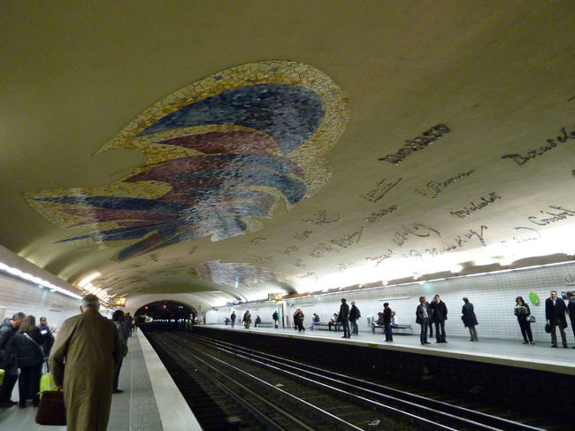 地下鉄クリュニュー・ラ・ソルボンヌ駅は<br />天井がアートです。<br />