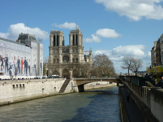ノートルダム寺院です。左側の建物は修復中ですが<br />おしゃれなシートがかけてあります。