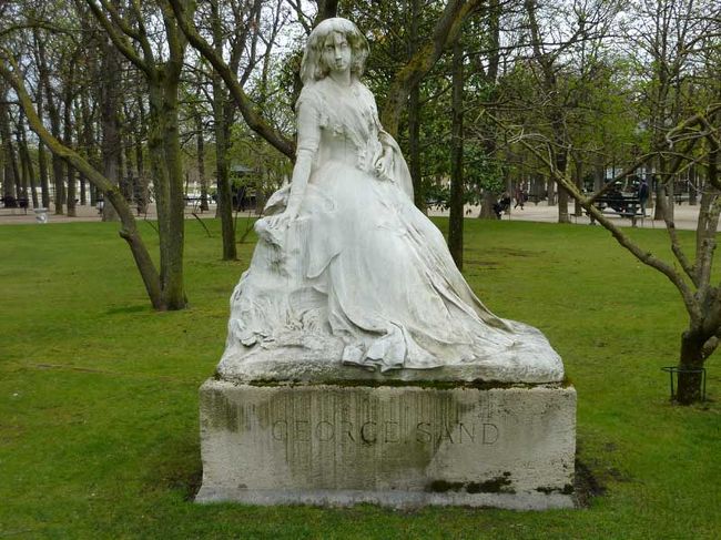 ジョルジュ・サンドの像です。