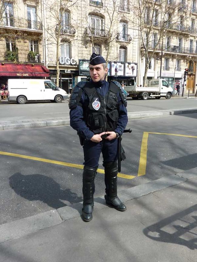 当日はデモがあったようでものものしい恰好をした<br />おまわりさんがいました。（カルチェ・ラタンにて）<br />