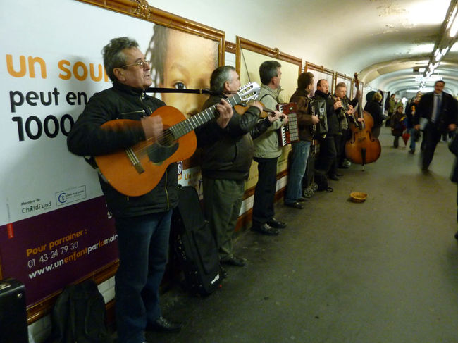 地下鉄通路にはミュージシャンが。<br />