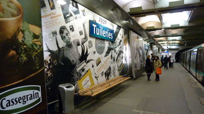 地下鉄構内の広告は芸術的ですね。