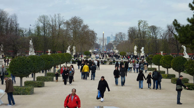 これはチュイルリー公園です。<br />遠くがコンコルド広場、凱旋門になります。