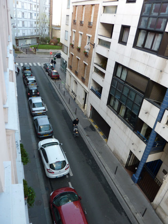 ホテル前の通り。最寄りの駅は<br />すぐ近くでLa Motte-Pique Grenelle。<br />