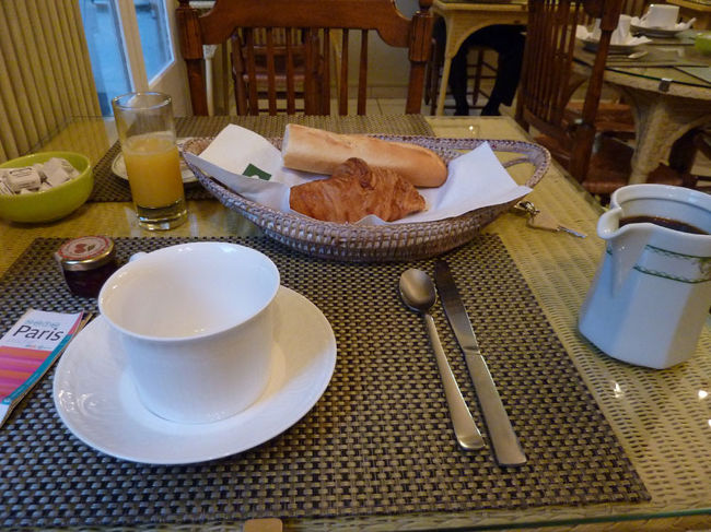朝食です。これで何と８ユーロ。外に食べに行くのも<br />面倒なのでいつもここで済ませてしまいました。
