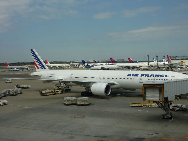 まあどうせエコノミー席ですから<br />機内食も普通です。<br /><br />飲み物のサービスは客室の中央部あたりに<br />おいてあって自由にどうぞというふうです。