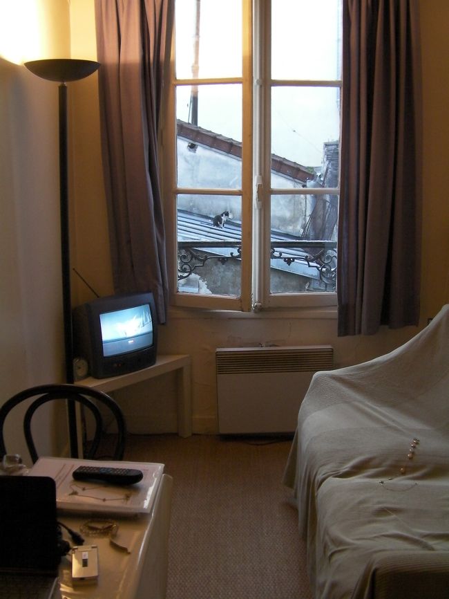 フランクフルトで乗り継いでやっとパリへ。<br />ここがこれから一か月、私のお城になります。<br />賑やかな５区、ムフタール通り沿いですが、<br />この部屋は内側に面しているので、とても静か。