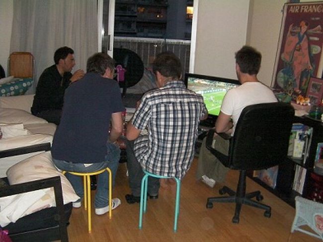 この日はワールドカップサッカー、日本対デンマーク戦の日。<br />友人の家で、友人のパートナー、その友人たちとサッカー観戦。<br />フランスでは、勝敗を賭けることができるらしく、みんな必死に日本を応援。<br />パリの空の下、フランス人と日本を応援する・・・<br />なんか不思議。