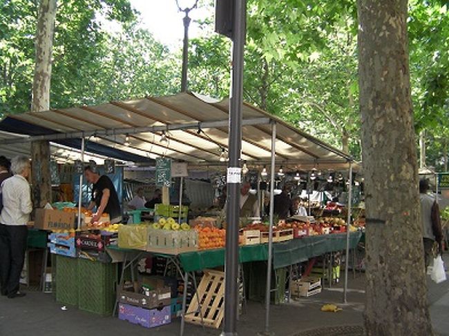 週末はモンジュ広場の朝市へ。<br />野菜や果物、花などの生鮮品から<br />肉、魚、チーズやハム、果ては古着まで<br />いろんなお店がありました。