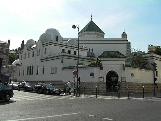 近所にあるモスクへお出かけ。<br />ここにはお茶屋食事ができるカフェとハマムがあります。<br />私はハマムであかすり＆マッサージを体験。<br />疲れがほんとにとれます。<br />とくにマッサージはおすすめ！<br />しっかりコリをほぐしてくれます。