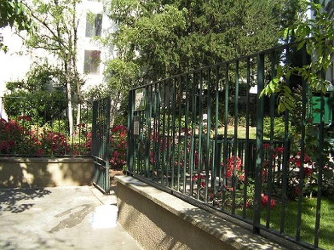 こんな小さな「スクエア」と呼ばれる広場が、パリにはあちこちにあります。<br />みんな、ランチを食べたり、なごんだり、のんびりと時間を過ごします。