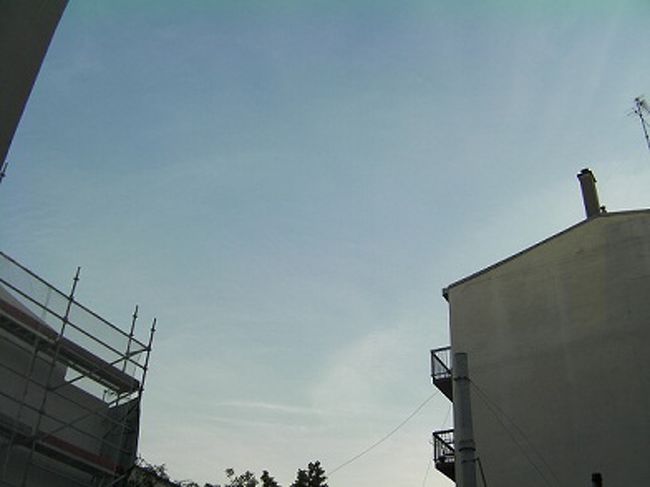 明るい空ですが、これで夜１０時を過ぎています。<br />この時期のパリは、日がとても長いです。