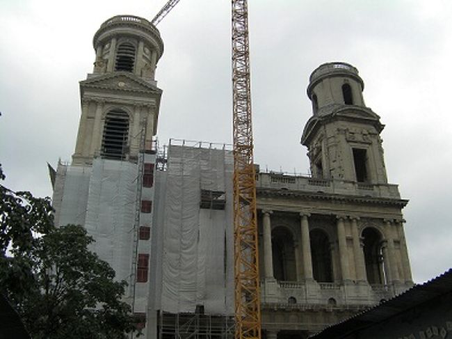 私の大好きなサン・シュルピス教会へ。<br />きょうは、この広場で陶器市が開かれています。