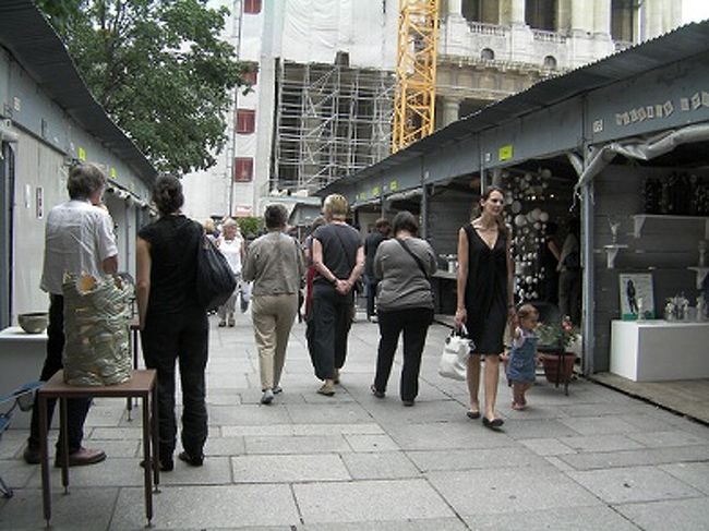 各ブースでは、作者さんが自ら販売したり、説明したり。