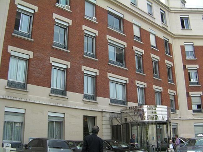 ワインを開けようとして腕を痛めてしまい、病院へ。<br />場所はヌイイーのアメリカン・ホスピタル。