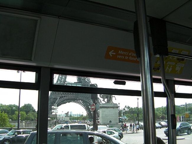 帰りは８４番のバスを利用しました。<br />ヌイイーの病院前からリュクサンブール公園まで行きます。<br />途中、車窓からはエッフェル塔も見えます。