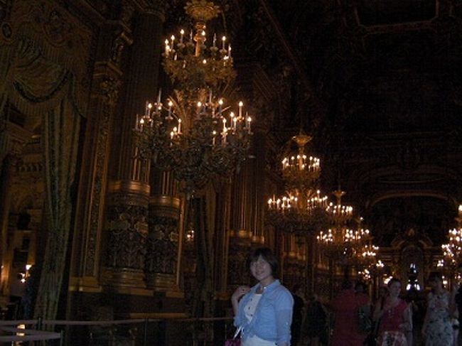 夜はオペラ座でバレエ鑑賞。<br />あいかわらず豪華なところですね。<br />ここで、幕間にシャンパンを。