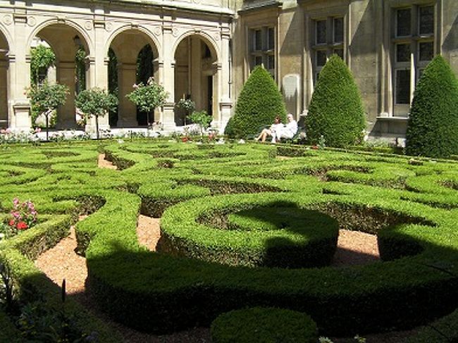 日曜日はマレへ出かけます。<br />まずはカルナヴァレヘ。<br />フランス式庭園も有名です。