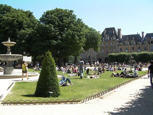 ヴォージュ広場は人、人、ひと・・・