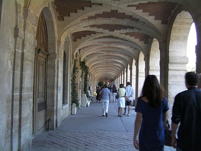 あまりの暑さに、回廊へ避難。<br />日蔭はぐっと涼しく感じます。