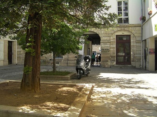 その後、ギャラリーやアンティーク・ショップが並ぶヴィラージュ・サン・ポールへ。<br />ここには、こんな静かな中庭があり、まわりにはレストランやカフェがあり、静かな時間を過ごせます。