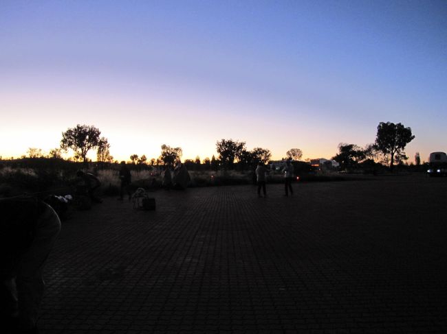 朝、外に出て驚きました。<br />ものずごく寒いこと。<br />私はヒートテック＋タンクトップ＋Tシャツ＋薄手のニット＋パーカー＋レザージャケット＋マフラーなのに、それでも寒く感じました。<br />この格好は真冬の名古屋よりも暖かい格好です。<br /><br />登山用の軍手がいい手袋代わりになりました。