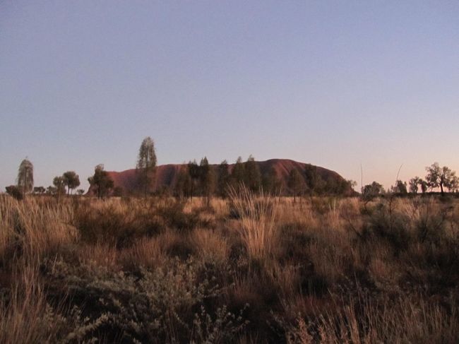 ツアー会社から配られた折りたたみの椅子に座り、朝ごはんを食べながらじっと夜明けを待ちます。