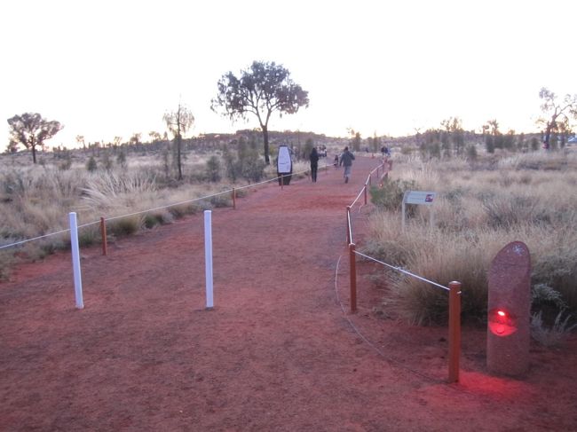 ツアー会社から温かいお茶などは支給されるのですが、じっとしていると寒いので、身体動かすためにもサンライズを見に近くの展望台へ行くことにしました。