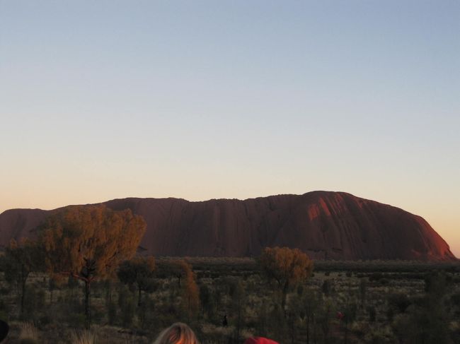ウルルもだんだんとあの赤土の色が映え始めました。