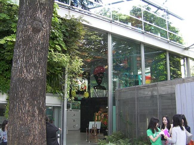 この日は、美術館巡り。<br />まずはカルティエ財団現代美術館の「北野武展」へ。<br />日本人の観光客も多く、係員も日本語堪能。<br />小学生の団体がいて、楽しそうに見学していました。<br />おもちゃ箱をひっくり返したような楽しさで、子供たちも十分に楽しんだのでは？