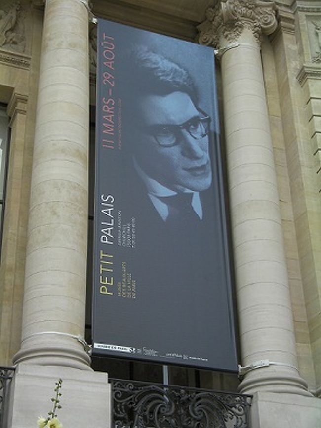 次に訪れたのは、プティ・パレで開催中の「イヴ・サン・ローラン回顧展」。<br />当初は２時間待ちも珍しくなかったそうですが、この日は２０分ほどで入場できました。<br />感想は一言「すばらしい！」<br />もし、パリにいらっしゃれば、ぜひ見ていただきたい展覧会です。