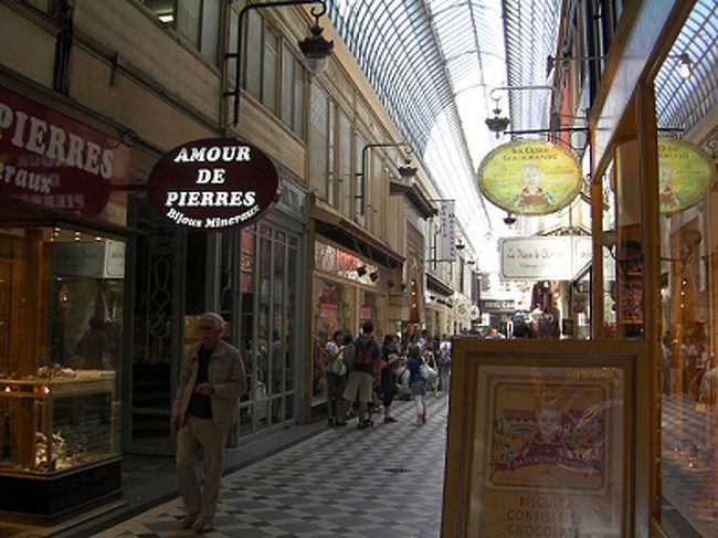 この日はパッサージュ巡りの日。<br />まずはパッサージュ・ジュフロワから。<br />ここはクレヴァン蝋人形館などもあり、一番賑やかなパッサージュ。