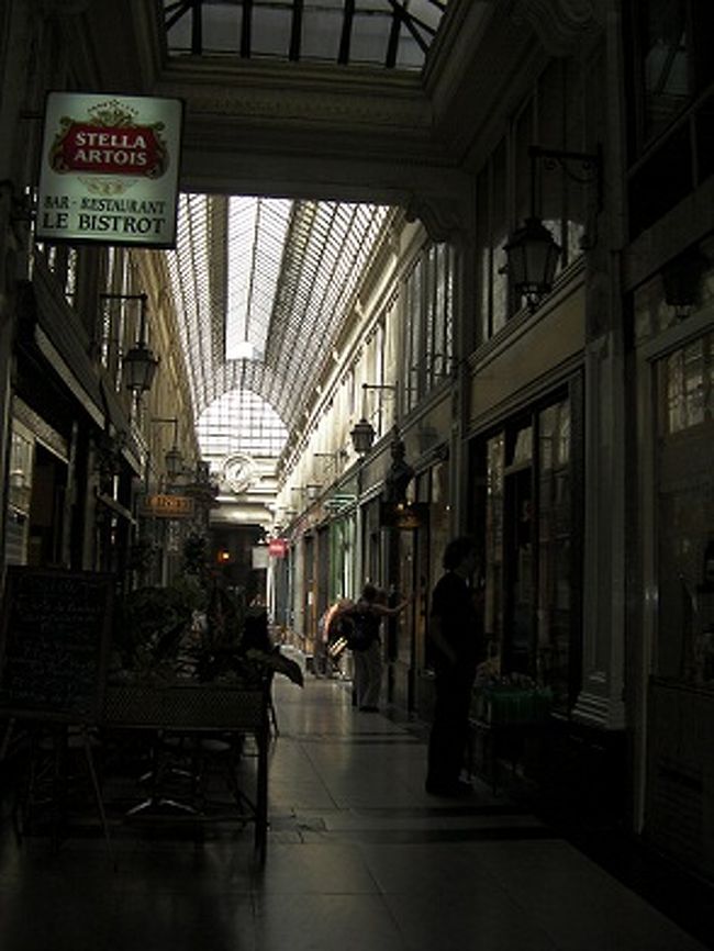 お次はパッサージュ・ヴェルドー。<br />ここはうらぶれた雰囲気が魅力。<br />手芸好きには見逃せない刺繍で有名なお店もあります。