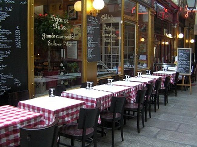 次はパッサージュ・デ・パノラマ。<br />パッサージュには素敵なカフェ屋レストランがつきものですが、ここにもこんな素敵なお店発見。