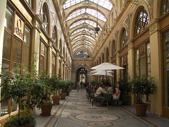 最後は、パリで一番美しいといわれるパッサージュ、<br />ギャルリー・ヴィヴィエンヌへ。<br />かわいいカフェや歴史ある本屋さん、ワインのお店など、歩くだけで楽しめます。