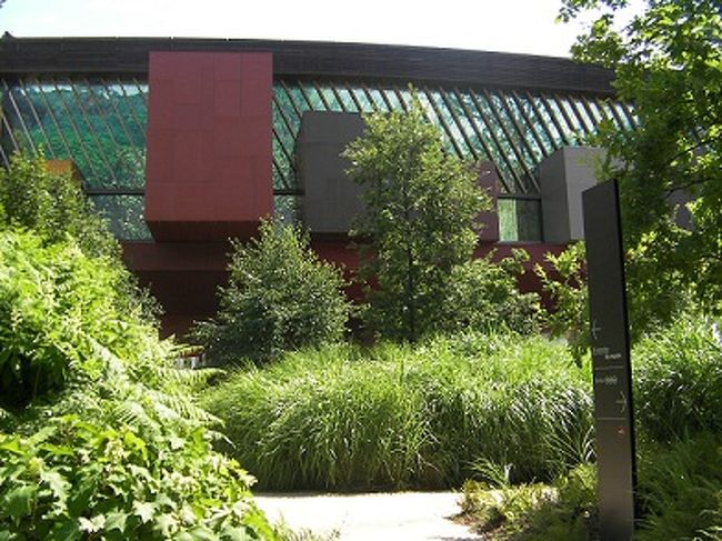 ケ・ブランリー美術館です。<br />アジアやアフリカの文化を紹介しています。<br />どちらかといえば、博物館に近いかな。<br />緑豊かな環境が素敵。