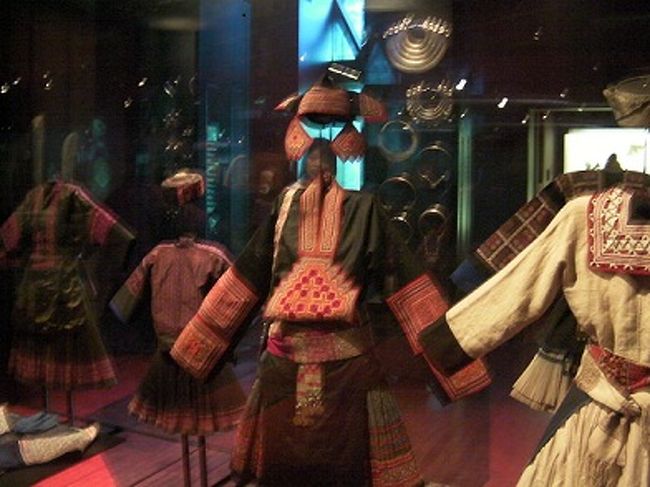 美術館内部です。<br />けっこう暗いので、私はガラスに激突しました（笑）