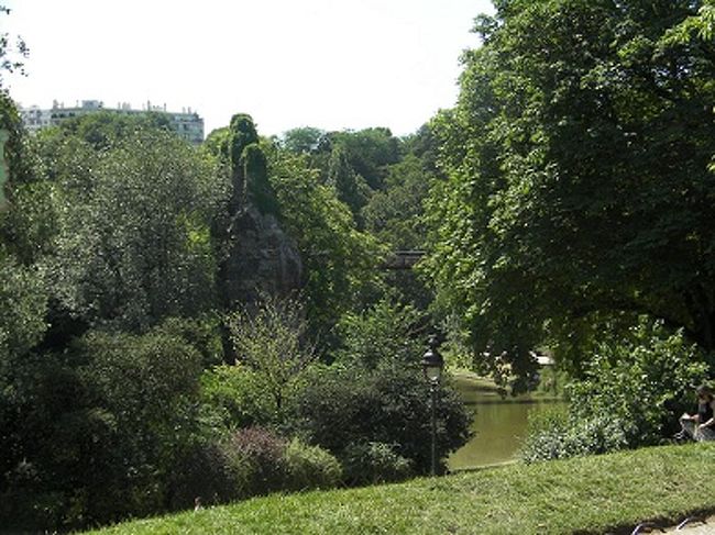 １９区にあるビョット・ショーモン公園です。<br />たいへん広い公園で、中は吊り橋や滝もあります。<br />すべて人工！で造られた公園とのこと。<br />芝生ではみんなごろごろなごんでました。