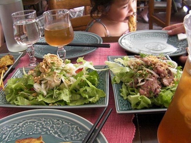 この日は暑かったので、暑い国の料理を・・・<br />ということで、タイ料理をいただきました。<br />前妻のエビのサラダと、牛肉のサラダ。<br />両方さっぱり＆ピリ辛でおいしい。