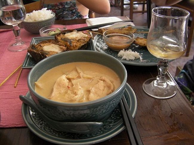 メインはチキンのココナッツカレーと白身魚のバナナの葉っぱ包み。<br />カレーはマイルドかつスパイシー。<br />魚も野菜が一緒に蒸されていてヘルシーかつおいしい。