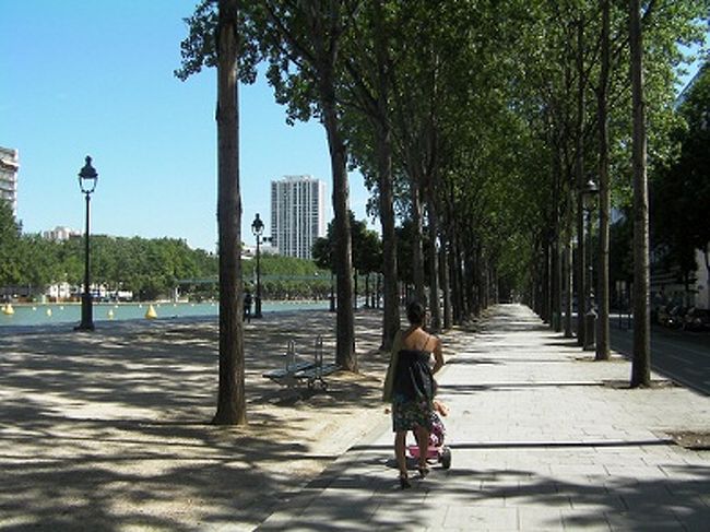 この日は、１９区の川沿いを散歩します。<br />ここからは、サン・マルタン運河巡りの船が出ています。<br />また、７月後半にはパリ・プラージュもあります。