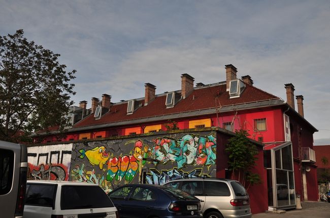 リュブリャーナ１７時３分着。<br /><br />今晩泊まる予定のホステルは駅から歩いて１０分弱。<br />奥に見える建物が、今日の宿、<br />もと刑務所だったところだそうです。<br /><br />男女ミックスのドミトリーで、端にあったベッドを確保。<br />ベッドは早い者勝ち。<br /><br />隣は運良く一人旅の韓国人女性。<br />趣味はカメラ、機種はニコンで意気投合。