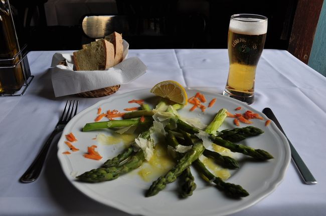 いいアスパラガスがあるよ。<br />お店の人にオススメさて注文。<br />調理法はお任せ。<br /><br />で出てきたのがこちら。<br /><br />そのままでもすごく美味しいんだけど、<br />オリーブオイルとチーズが良く合う。