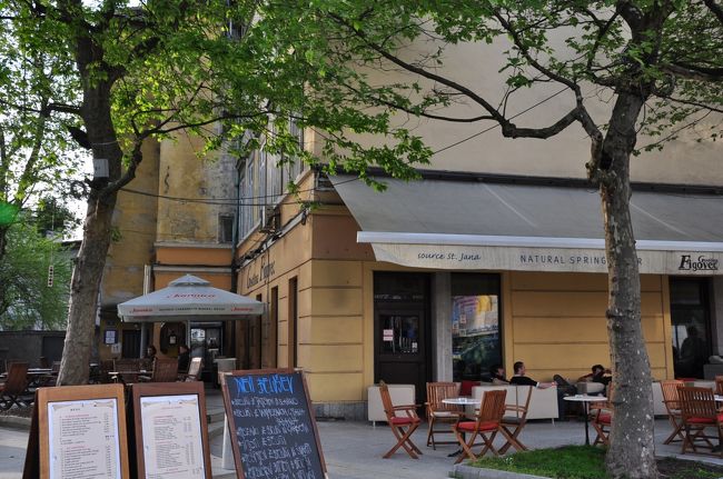 明日の朝一の列車でスロベニアとはお別れなので、<br />急いで観光に出かける。<br /><br />韓国人の女の子の観光は３時間で終わったよ<br />という言葉を信じ、駆け足散策。<br /><br />一人旅だとどうしても食生活が貧しくなる。<br />この日も朝は早くの機内食、昼はルーツとクッキー・・・<br /><br />夜はレストランに入ることにします。<br />もう学生じゃないんだから、奮発するときは惜しまず出す。<br /><br />ガイドブックに載ってたレストラン<br />Gostina Figovec<br />へ。