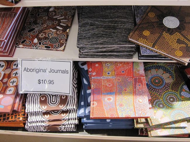 買わなかったけど、お土産屋さんでかわいいな、と思ったアボリジニの壁画のデザインを模様にした布類。