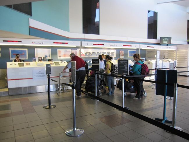 ケアンズに帰ります。<br />コネラン空港は、日本の地方空港よりも小さいです。<br /><br />お土産屋さんに、ライトミールが売っている売店のみしかないので、お買いものはスーパーで済ませておいたほうがいいです。