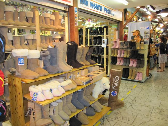 お目当てのemuのお店へ行きました。<br /><br />ここの日本人スタッフの方と世間話して色々情報を聞きました。<br /><br />こちらのお店には弾丸トラベラーでしずちゃんが来たり、某ドラマのディレクターさんが来たり、など日本からの有名人も多く見えるそうです。