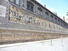 15世紀から18世紀にかけて、歴代のザクセン選帝侯の居城だったドレスデン城。1871年～1876年に製作され、約１００メートルにわたるマイセン磁器のタイルに君主の行列が描かれたドレスデン城壁画「君主たちの行列」
