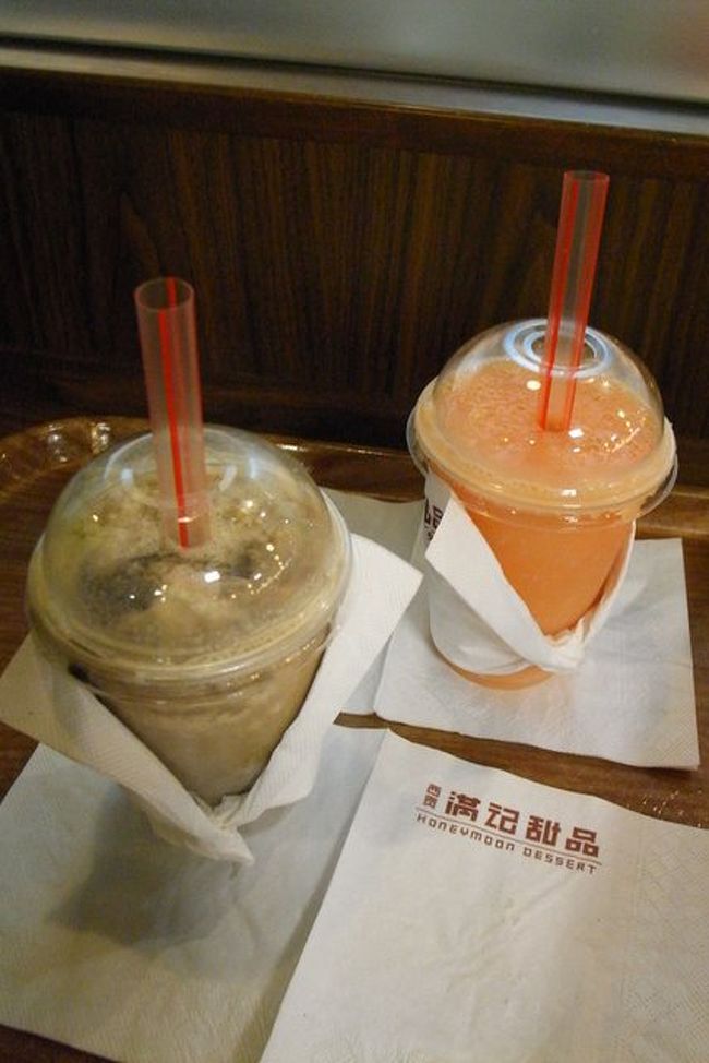 タイムズスクエア地下の満記で、<br />パパイヤのジュースと、<br />黒ゴマのジュースを飲んでひとやすみ。<br /><br />ここで8時前。うわさによると、<br />今日は祝日なので花火が上がるとか…。<br /><br />持っている荷物も多く、見に行くのはあきらめて、<br />タイムズスクエア内をぶらぶらショッピング。