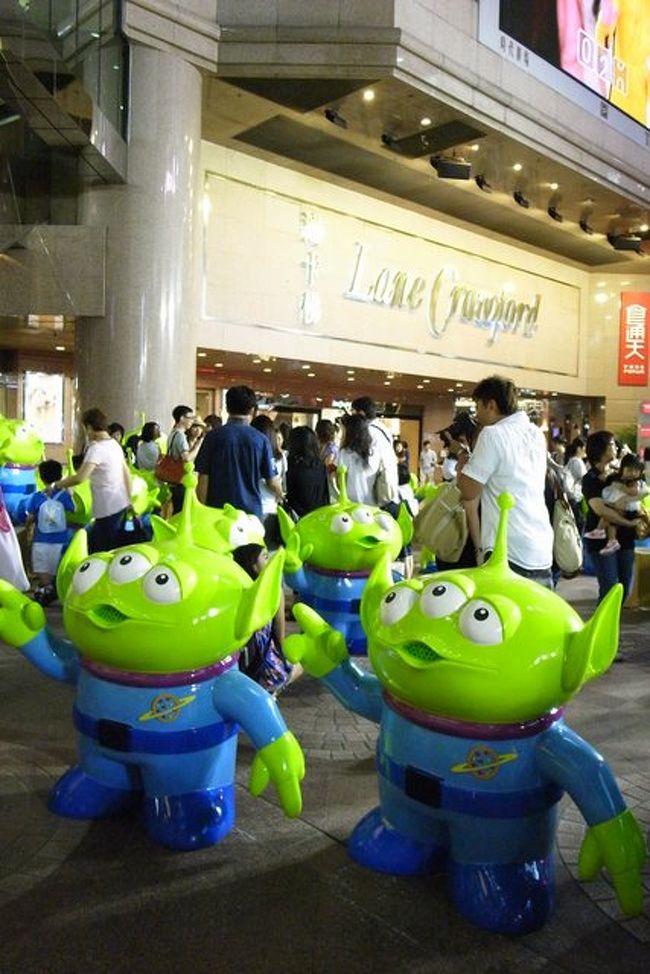 トラムで銅鑼湾のタイムズスクエアへ。<br /><br />表の広場は、トイ・ストーリー一色になってました。<br />たくさん置いてあったので、いろんなところで<br />めいめいが撮影大会をしてました。<br />こういうプロモは楽しくて好き！